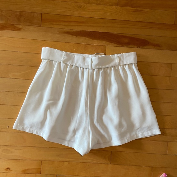 Elodie White Shorts - Size Large - Picture 2 of 10